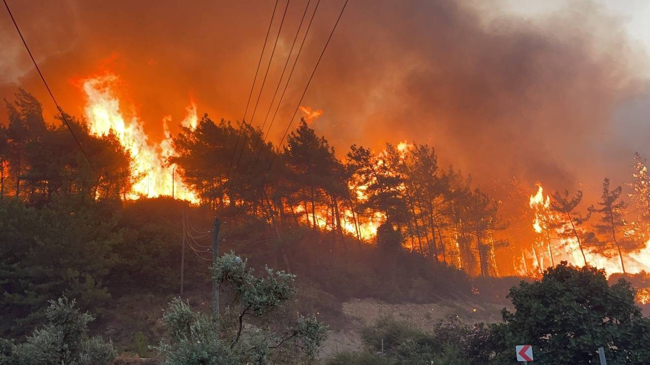 Rodos Adası alevlere teslim oldu! Görüntüler korkunç! 13 1 1