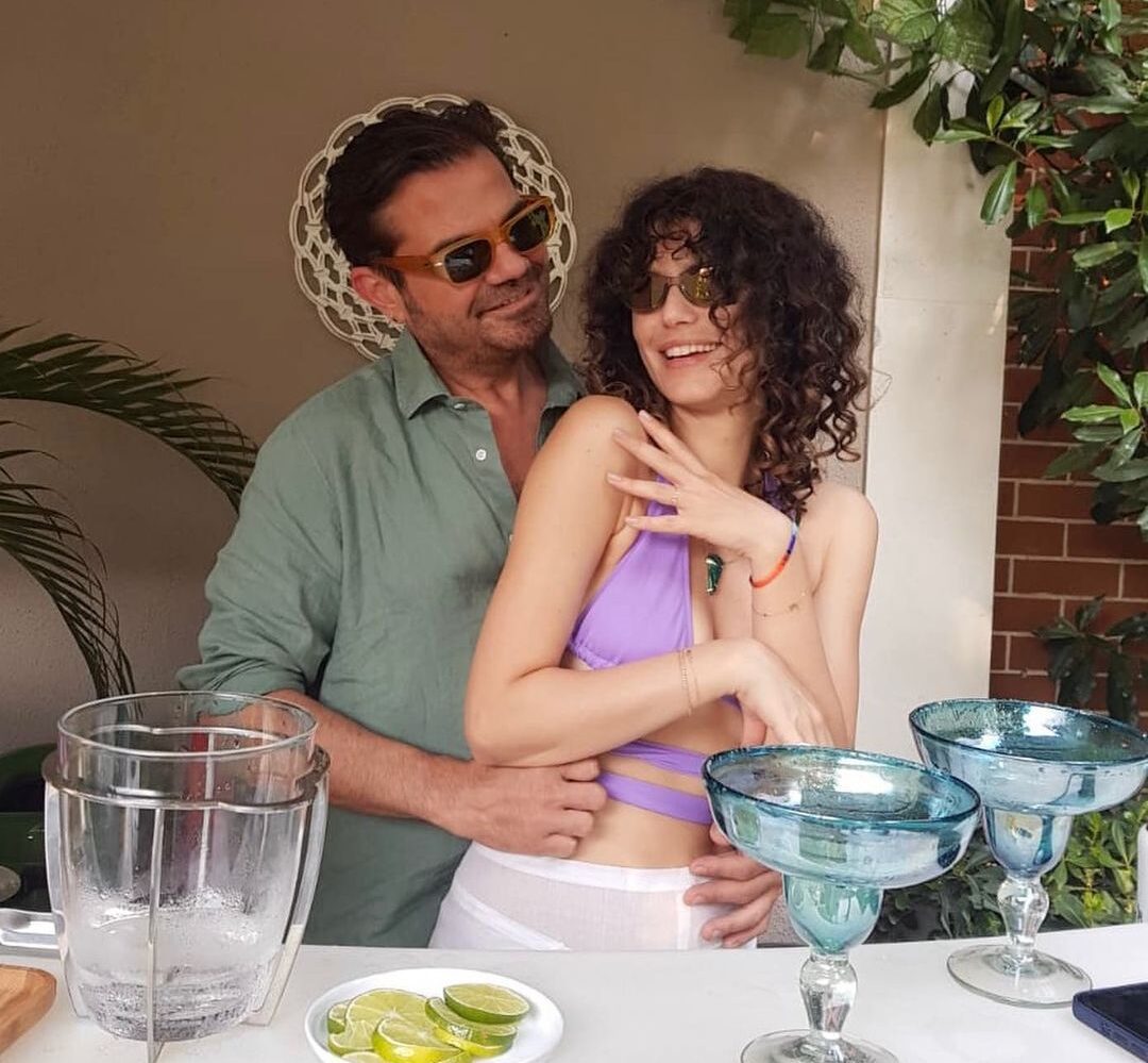 Beren Saat'ten romantik yıl dönümü paylaşımı 13 209202575 176008501165245 7575222328961238409 n e1690640722263