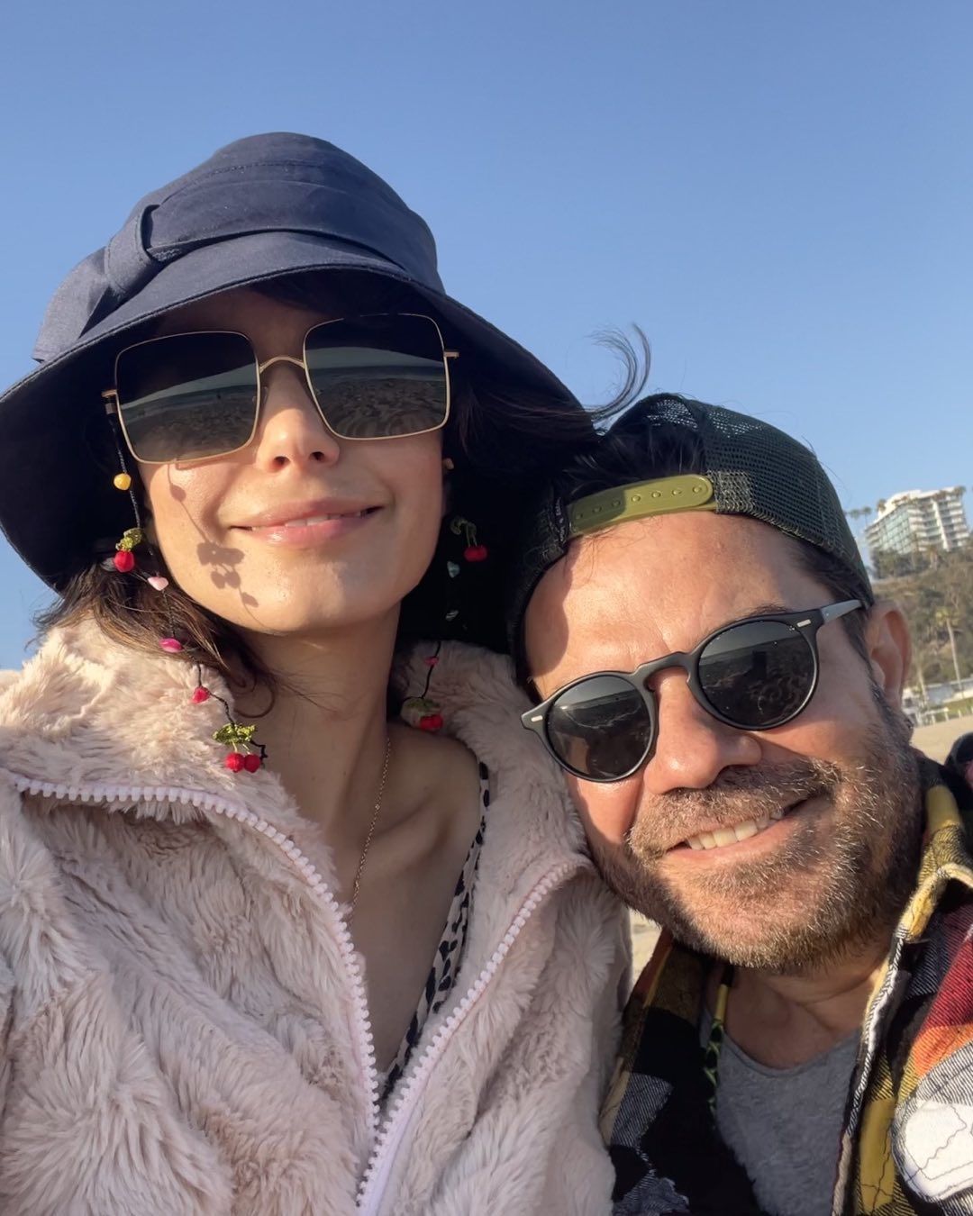 Beren Saat'ten romantik yıl dönümü paylaşımı 15 290688881 2368902946598401 8457328966662408111 n