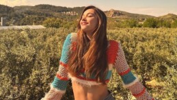 Afra Saraçoğlu, sarı bikinisiyle sere serpe uzandı
