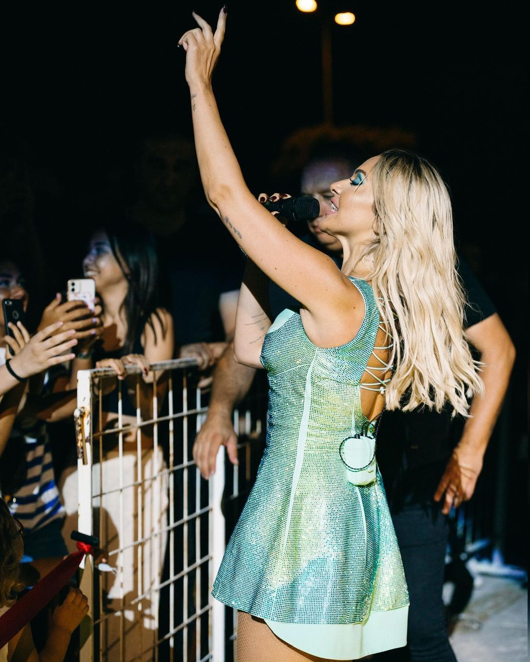 Hadise Bodrum'u salladı 16 363828953 1007065864059518 4658698599185350016 n