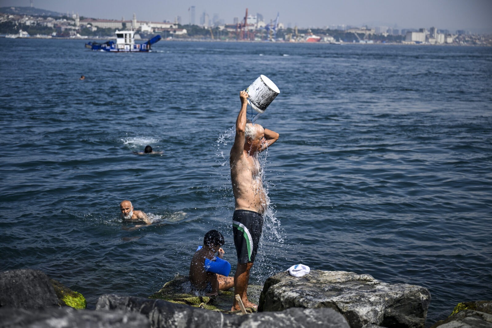 Aşırı sıcaklarda nelere dikkat edilmeli? 27 AA 20230712 31659506 31659505 ISTANBULDA SICAK HAVA scaled