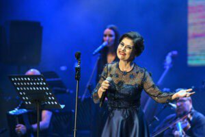 Yavuz Bingöl Kuruçeşme'de konser verdi 9 AA 20230715 31688872 31688866 YAVUZ BINGOL VE SUKRIYE TUTKUN KURUCESME ACIKHAVADA KONSER VERDI
