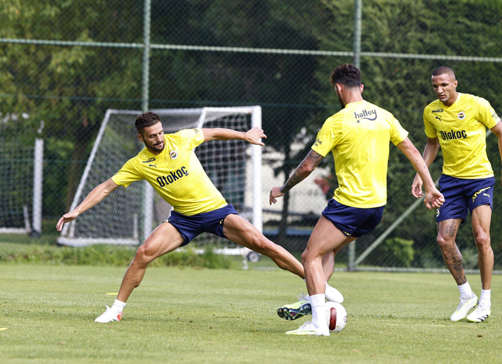 Fenerbahçe'de Becao, takımla ilk antrenmanına çıktı 8 AA 20230721 31731844 31731842 FENERBAHCEDE YENI TRANSFER BECAO TAKIMLA ILK ANTRENMANINA CIKTI
