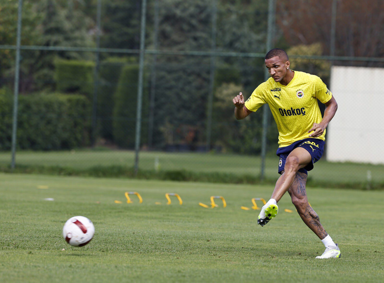 Fenerbahçe'de Becao, takımla ilk antrenmanına çıktı 7 AA 20230721 31731844 31731843 FENERBAHCEDE YENI TRANSFER BECAO TAKIMLA ILK ANTRENMANINA CIKTI