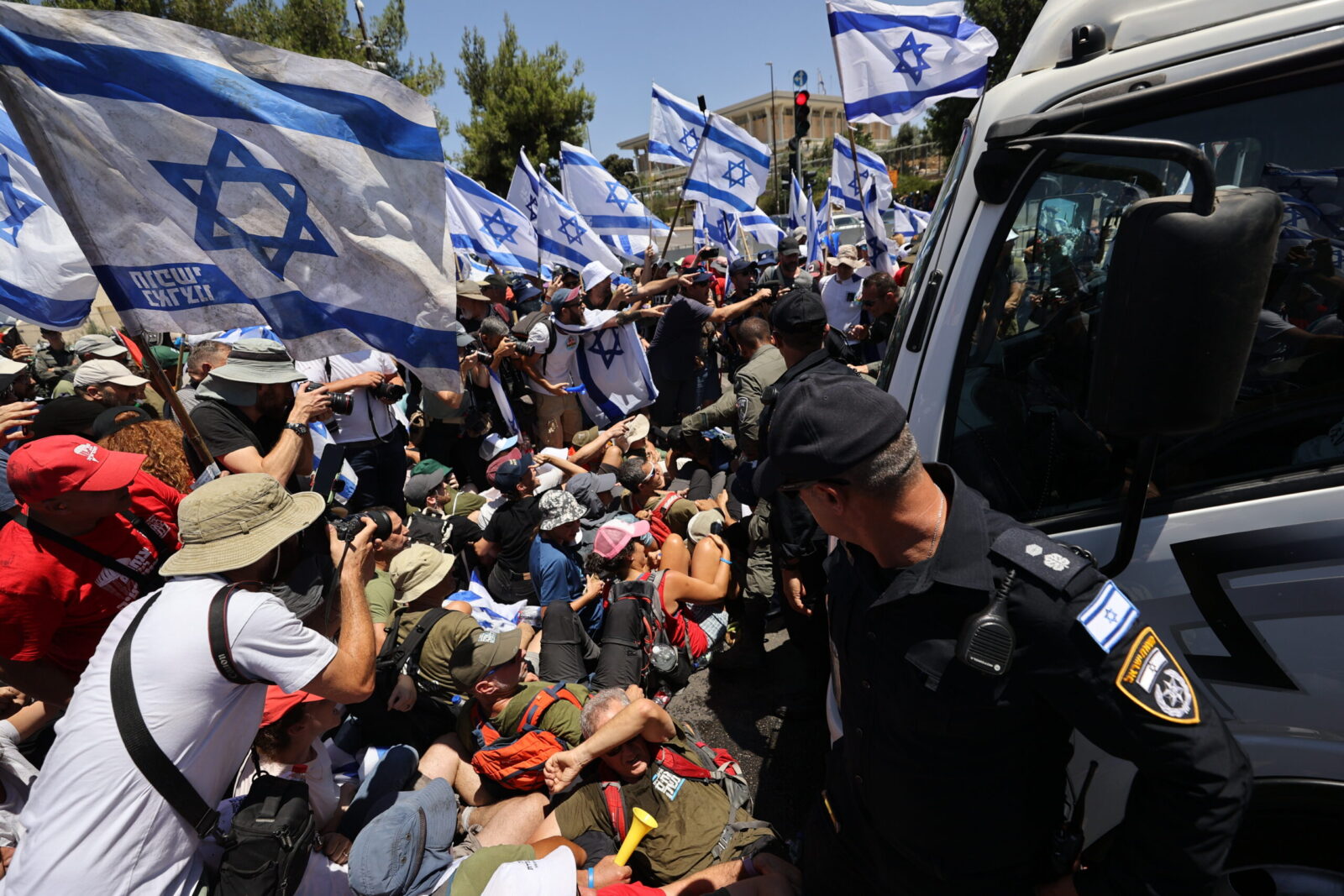İsrail'de protestolara sebep olan yargı reformu, kabul edildi! 26 AA 20230724 31751964 31751946 ISRAIL MECLISI ONUNDE YARGI DUZENLEMESINE KARSI PROTESTOLAR SURUYOR scaled