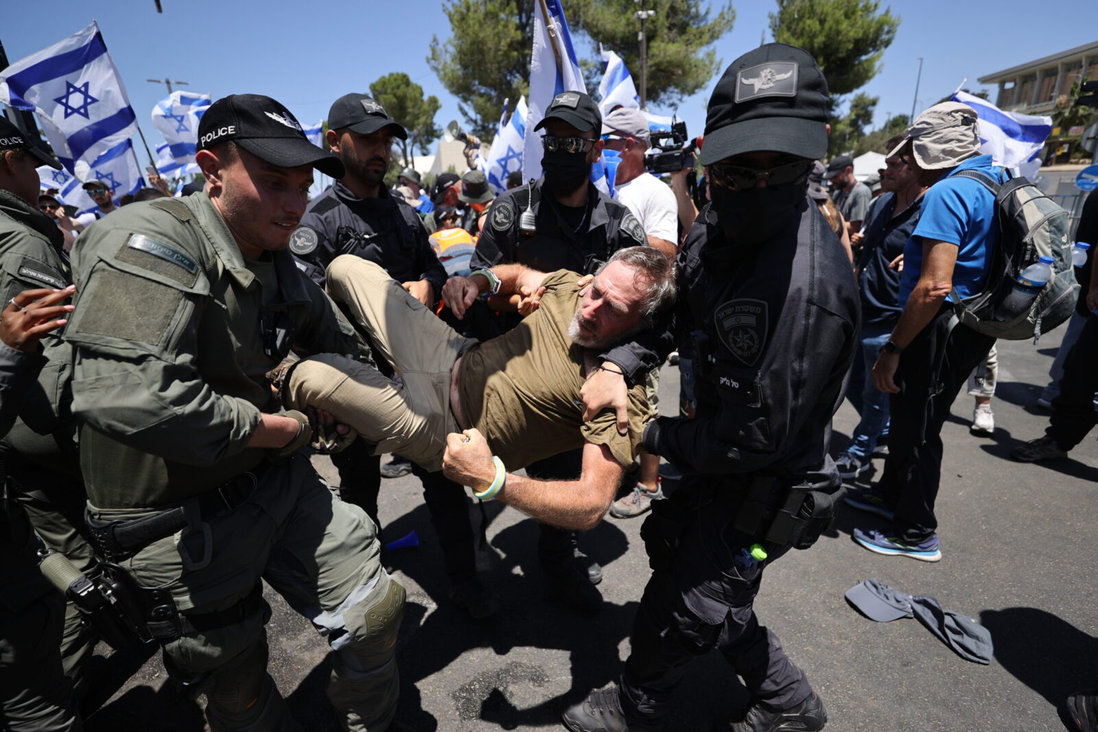 İsrail'de protestolara sebep olan yargı reformu, kabul edildi! 20 AA 20230724 31751964 31751953 ISRAIL MECLISI ONUNDE YARGI DUZENLEMESINE KARSI PROTESTOLAR SURUYOR scaled