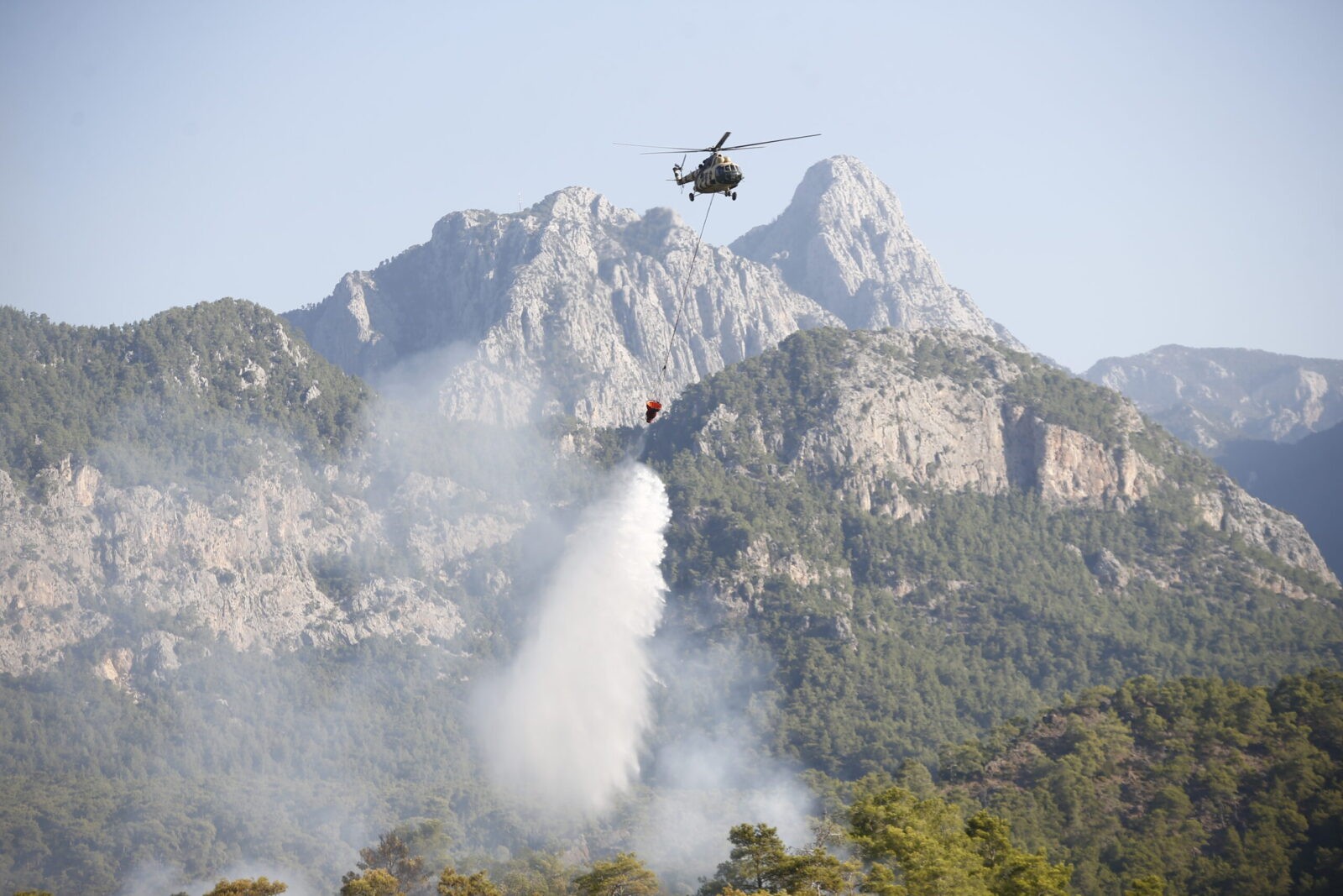 Kemer ilçesindeki yangına gece görüşlü helikopterler 13 AA 20230725 31758137 31758125 ANTALYANIN KEMER ILCESINDEKI ORMAN YANGININA HAVADAN VE KARADAN MUDAHALE EDILIYOR scaled