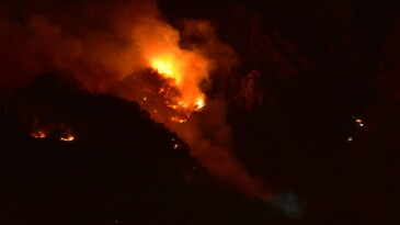 Kemer ilçesindeki yangına gece görüşlü helikopterler