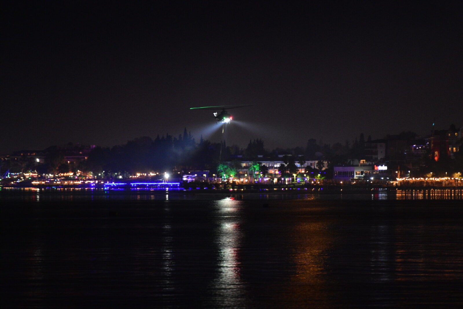 Kemer ilçesindeki yangına gece görüşlü helikopterler 17 AA 20230725 31766416 31766415 ANTALYANIN KEMER ILCESINDEKI ORMAN YANGININDA GECE GORUSLU HELIKOPTERLER MUDAHALEYE BASLADI scaled