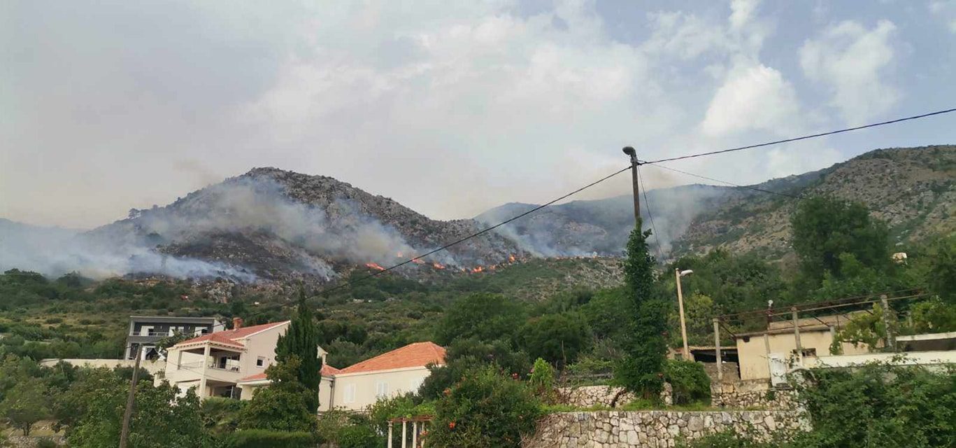Hırvatistan'da orman yangınları ile mücadele ediyor 5 AA 20230726 31768839 31768838 HIRVATISTANDA ORMAN YANGINLARINI SONDURME CALISMALARI SURUYOR