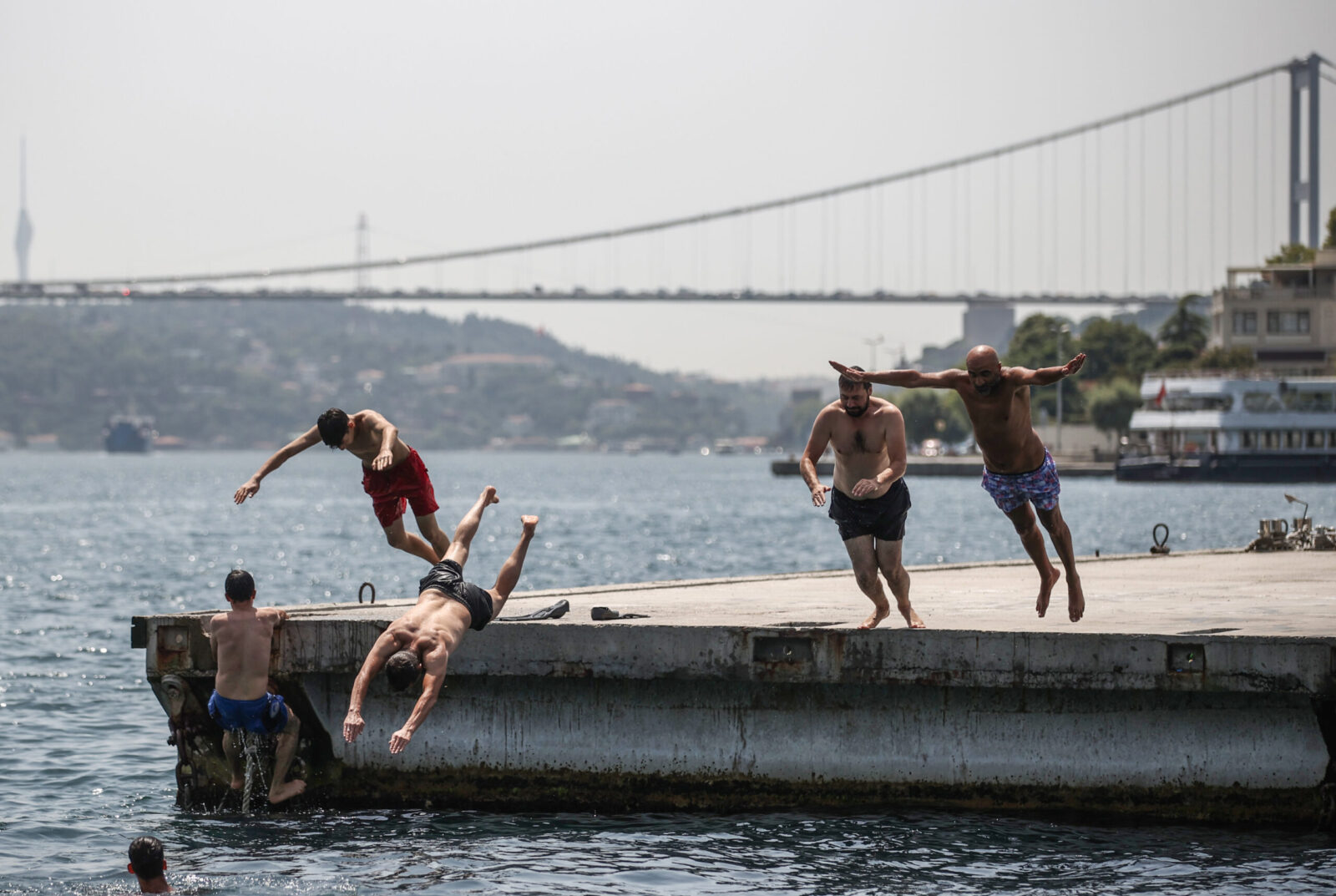 İstanbul'da sıcaklıktan kavruluyor 14 AA 20230726 31770453 31770442 ISTANBULDA SICAK HAVA scaled