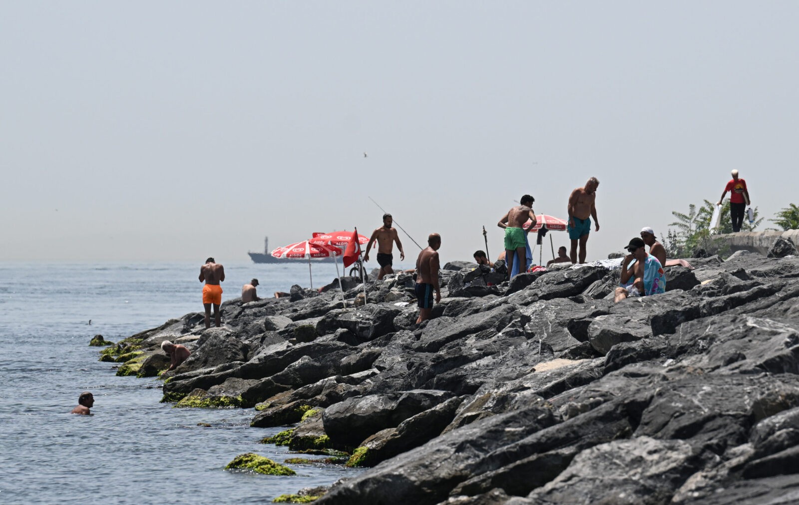 İstanbul'da sıcaklıktan kavruluyor 15 AA 20230726 31770816 31770809 ISTANBULDA SICAK HAVA ETKILI OLDU scaled