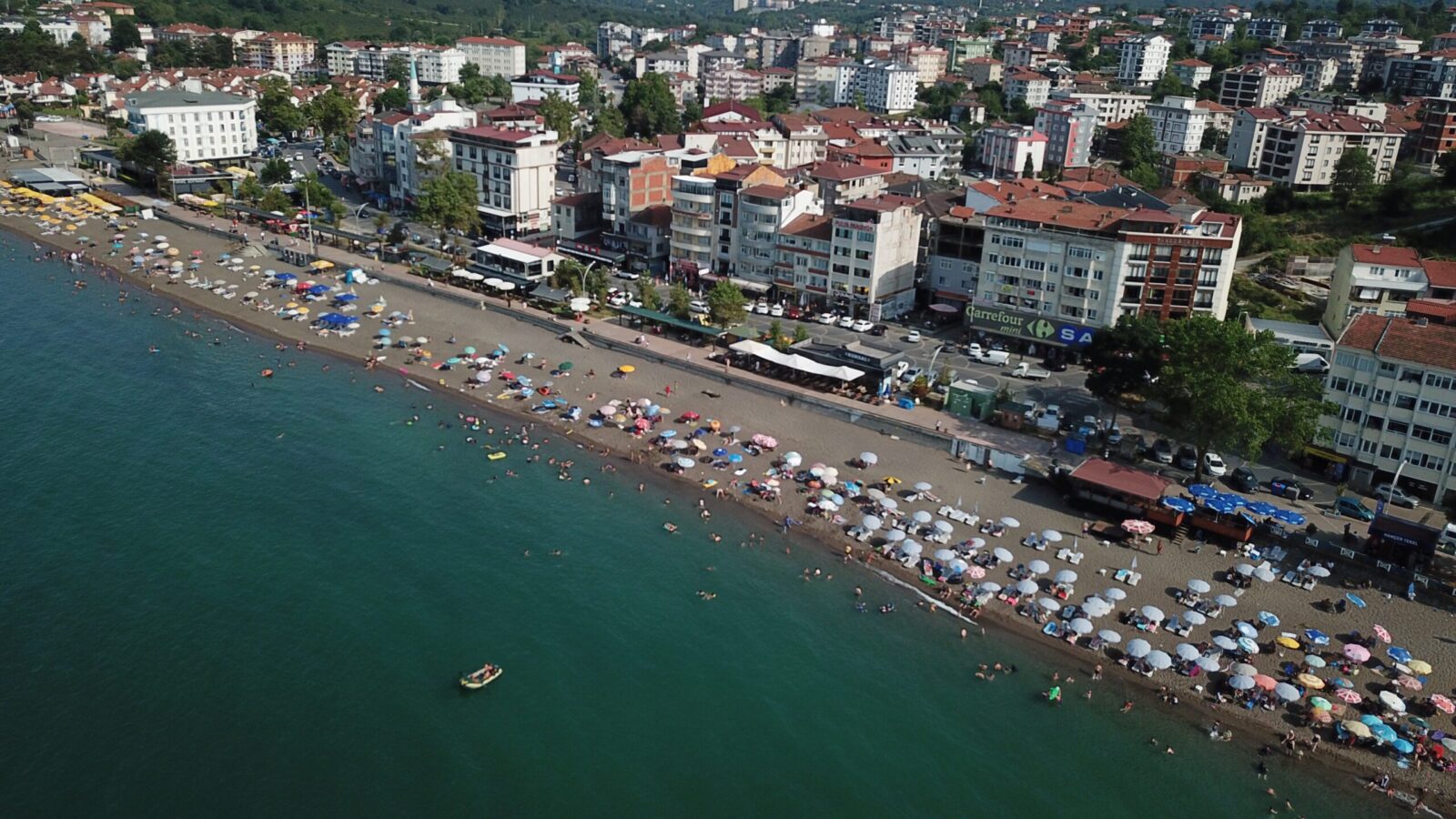 AA 20230726 31772674 31772660 AKCAKOCADA SICAKTAN BUNALANLAR SERINLEMEK ICIN SAHILLERI TERCIH ETTI scaled