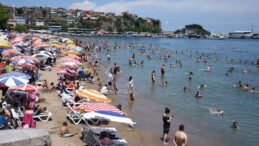 Amasra ve Akçakoca’da vatandaşlar plajlara akın etti