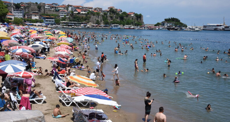 Amasra ve Akçakoca’da vatandaşlar plajlara akın etti