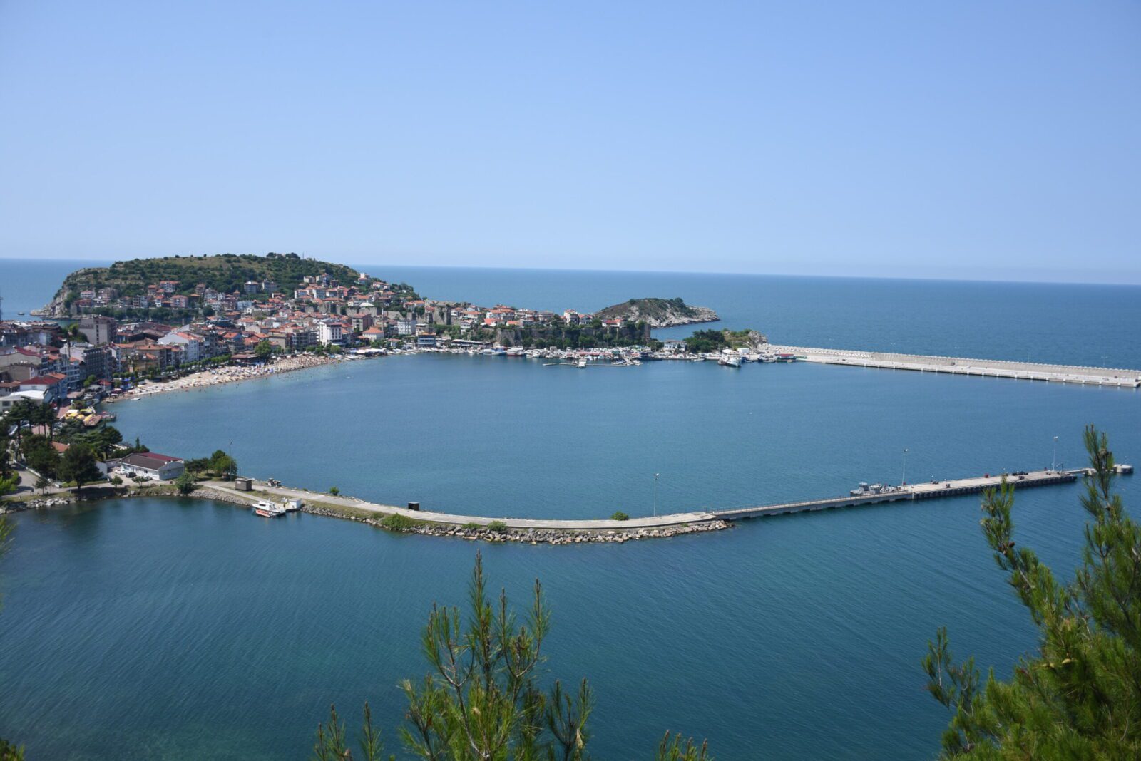 AA 20230726 31772803 31772800 AMASRADA SICAKTAN BUNALANLAR SERINLEMEK ICIN SAHILLERI TERCIH ETTI scaled