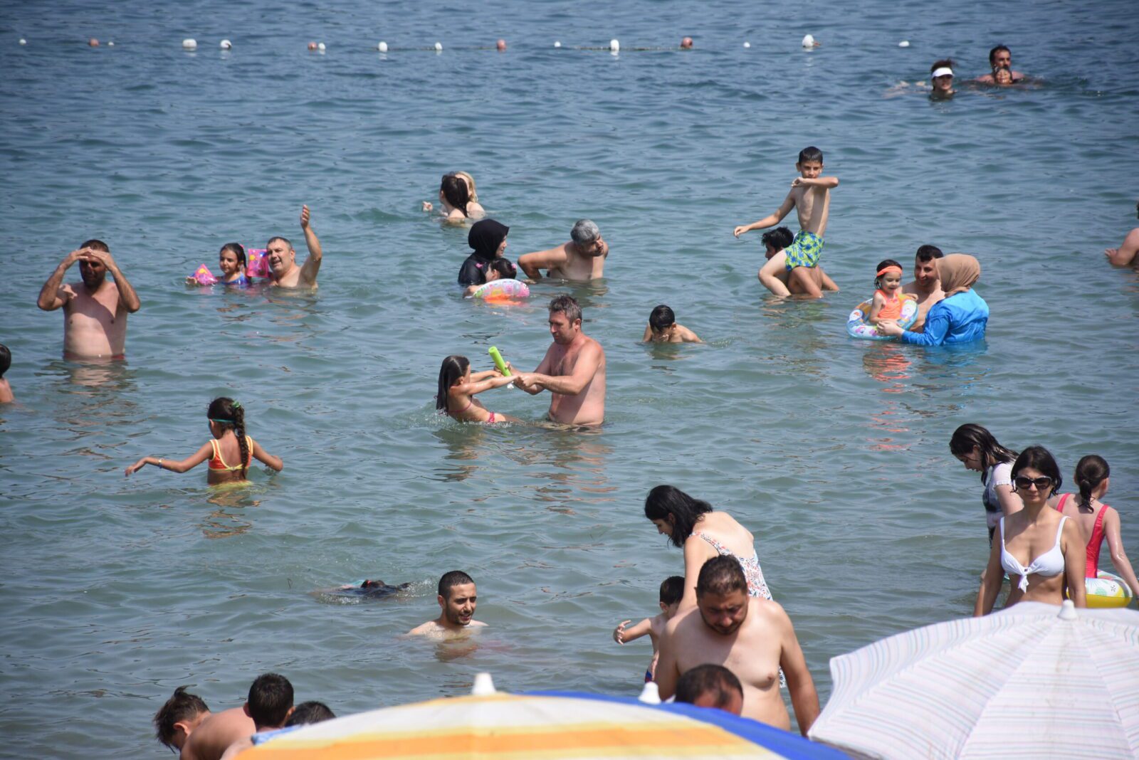 AA 20230726 31772803 31772802 AMASRADA SICAKTAN BUNALANLAR SERINLEMEK ICIN SAHILLERI TERCIH ETTI scaled