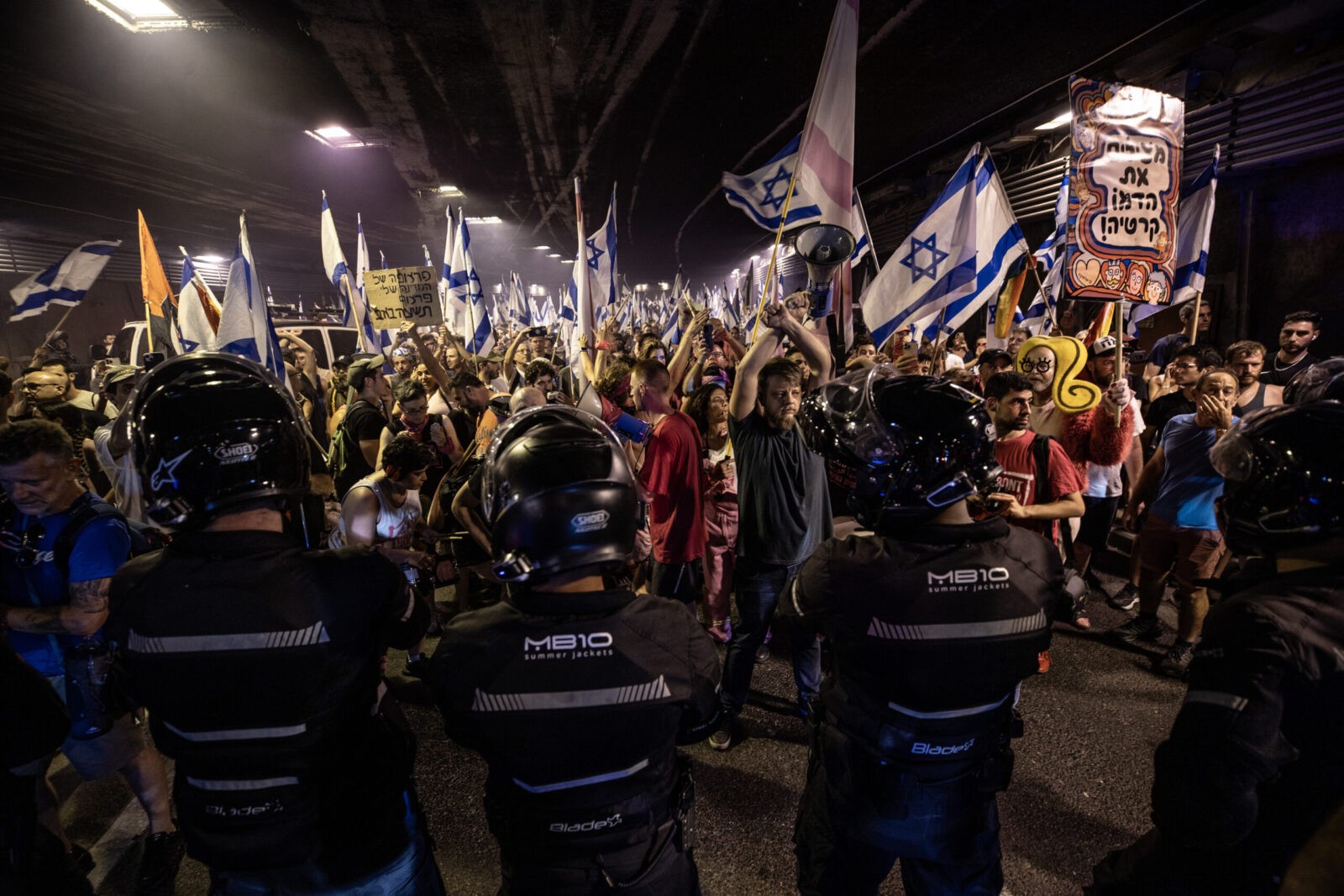 İsrail'de protestolar devam ediyor 19 AA 20230727 31784414 31784399 ISRAILDE NETANYAHU HUKUMETININ YARGI DUZENLEMESINE KARSI YURUTULEN PROTESTOLAR DEVAM EDIYOR scaled