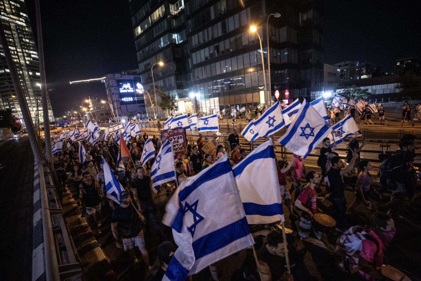 İsrail'de protestolar devam ediyor 17 AA 20230727 31784414 31784401 ISRAILDE NETANYAHU HUKUMETININ YARGI DUZENLEMESINE KARSI YURUTULEN PROTESTOLAR DEVAM EDIYOR scaled