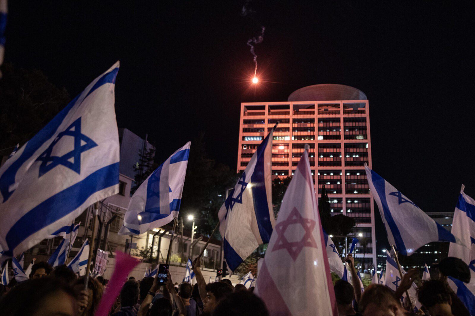 İsrail'de protestolar devam ediyor 18 AA 20230727 31784414 31784406 ISRAILDE NETANYAHU HUKUMETININ YARGI DUZENLEMESINE KARSI YURUTULEN PROTESTOLAR DEVAM EDIYOR scaled