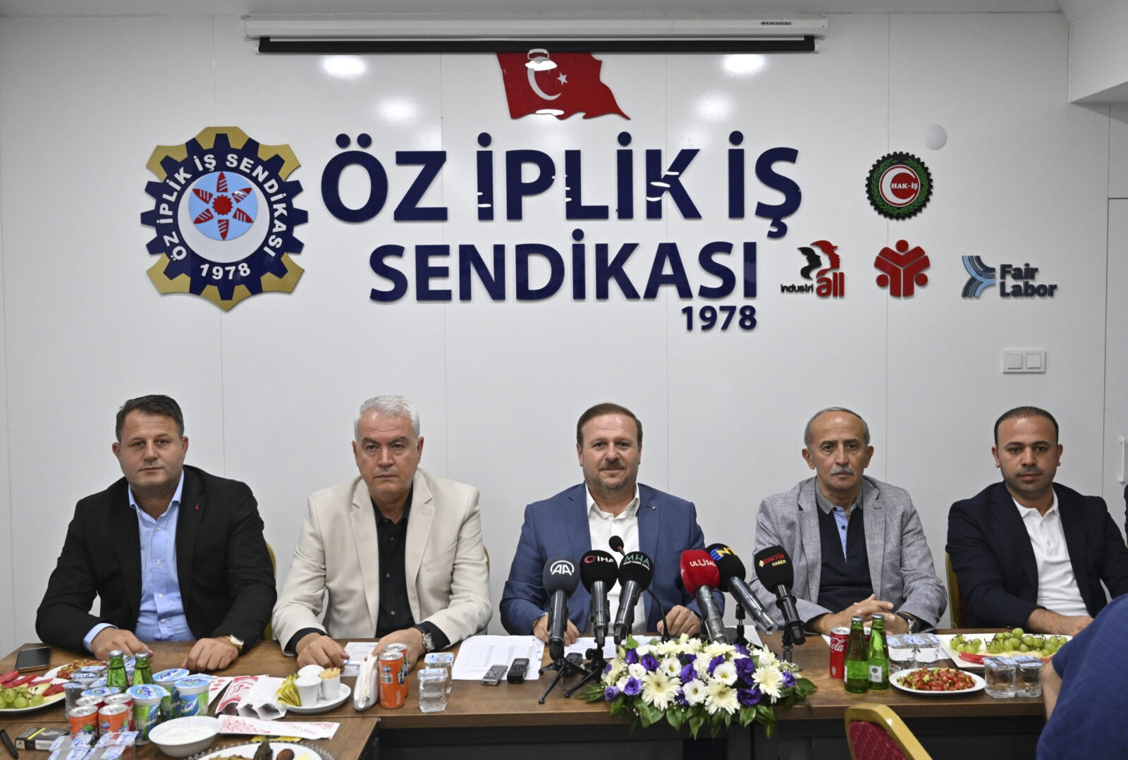 AA 20230727 31784991 31784988 OZ IPLIK IS SENDIKASI GENEL BASKANI AYDAN TEKSTIL SEKTORUYLE ILGILI UYARI scaled