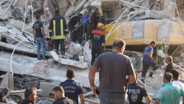 Hatay’da çöken binanın altında kalan operatör kurtarıldı