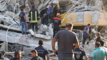 Hatay’da çöken binanın altında kalan operatör kurtarıldı