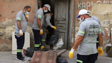 Mersin’de bir evden 10 ton çöp çıkarıldı!