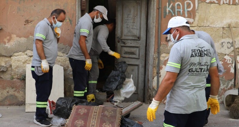 Mersin’de bir evden 10 ton çöp çıkarıldı!