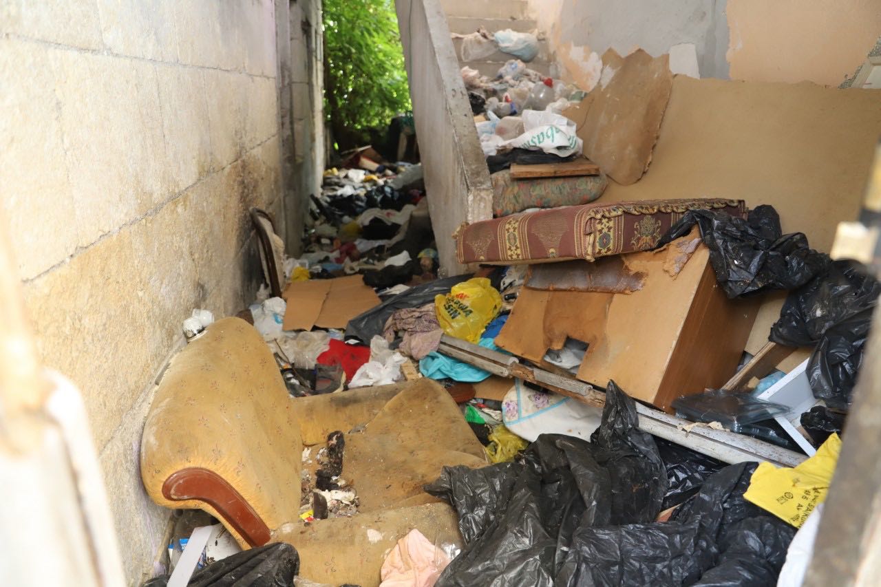 Mersin'de bir evden 10 ton çöp çıkarıldı! 3 AA 20230728 31792076 31792073 MERSINDE BIR EVDEN YAKLASIK 10 TON COP CIKTI