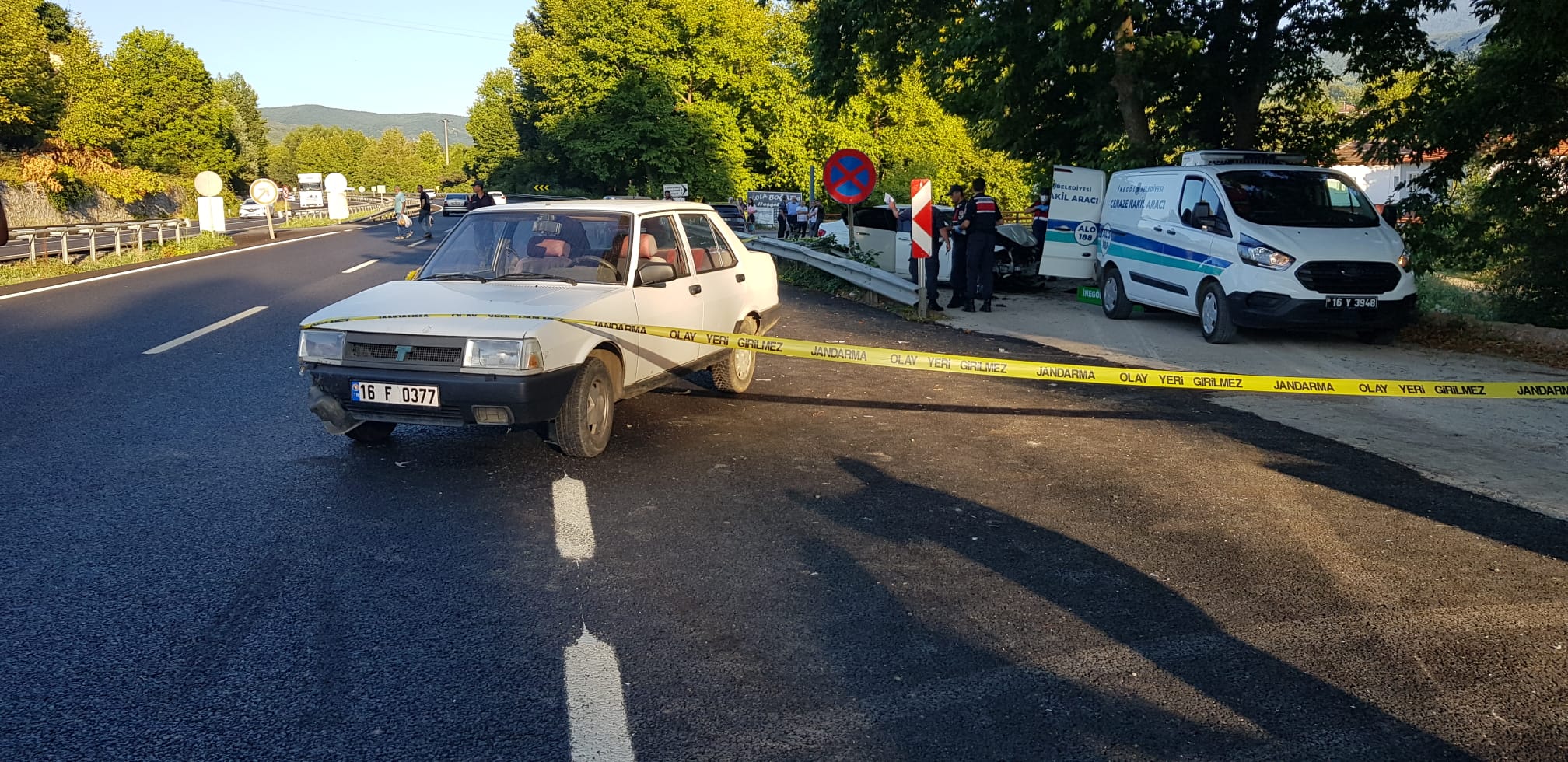 Bursa'da kazaya karışan otomobil piknikçilere çarptı! 3 AA 20230728 31793036 31793034 BURSADA KAZA YAPAN OTOMOBILIN YOL KENARINDAKI PIKNIKCILERE CARPMASI SONUCU 1 KISI OLDU