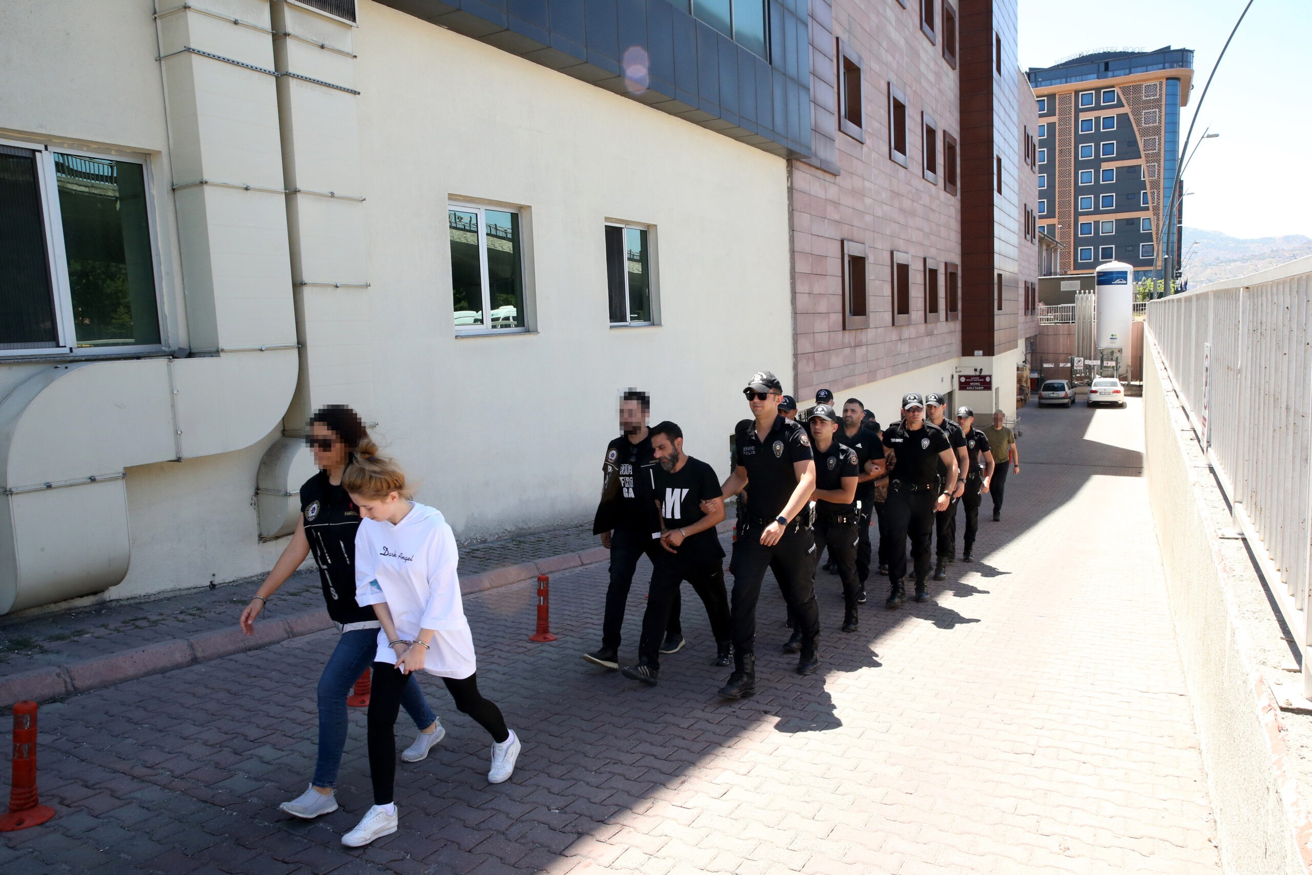 Kayseri'de uyuşturucu operasyonu! 3 AA 20230729 31797828 31797827 KAYSERIDE UYUSTURUCU OPERASYONUNDA 17 ZANLI YAKALANDI scaled