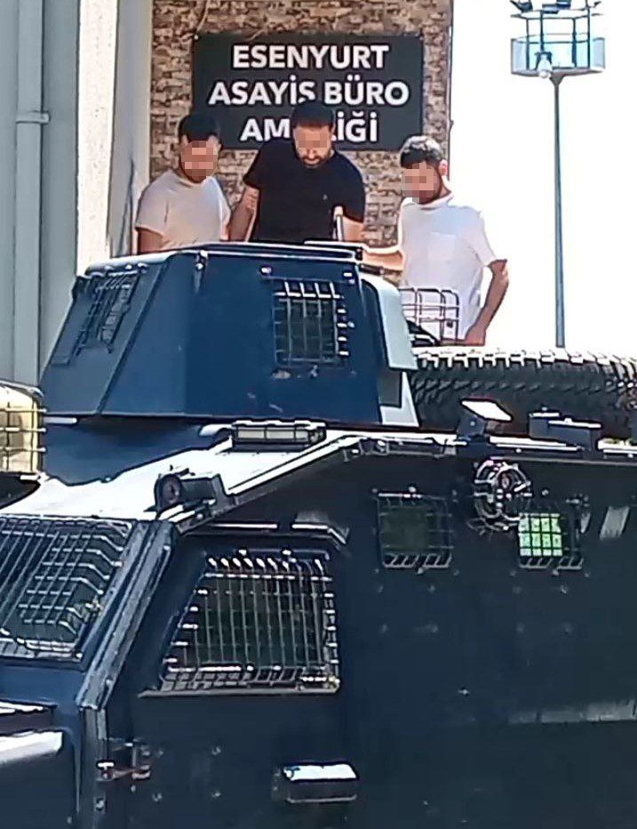 Türkiye Esenyurt'ta dehşet anlarını konuşuyor 8 AA 20230730 31801921 31801920 ESENYURTTA TEKEL BAYISINDEKI SILAHLI KAVGAYA ILISKIN YAKALANAN ZANLI ADLIYEYE GONDERILDI