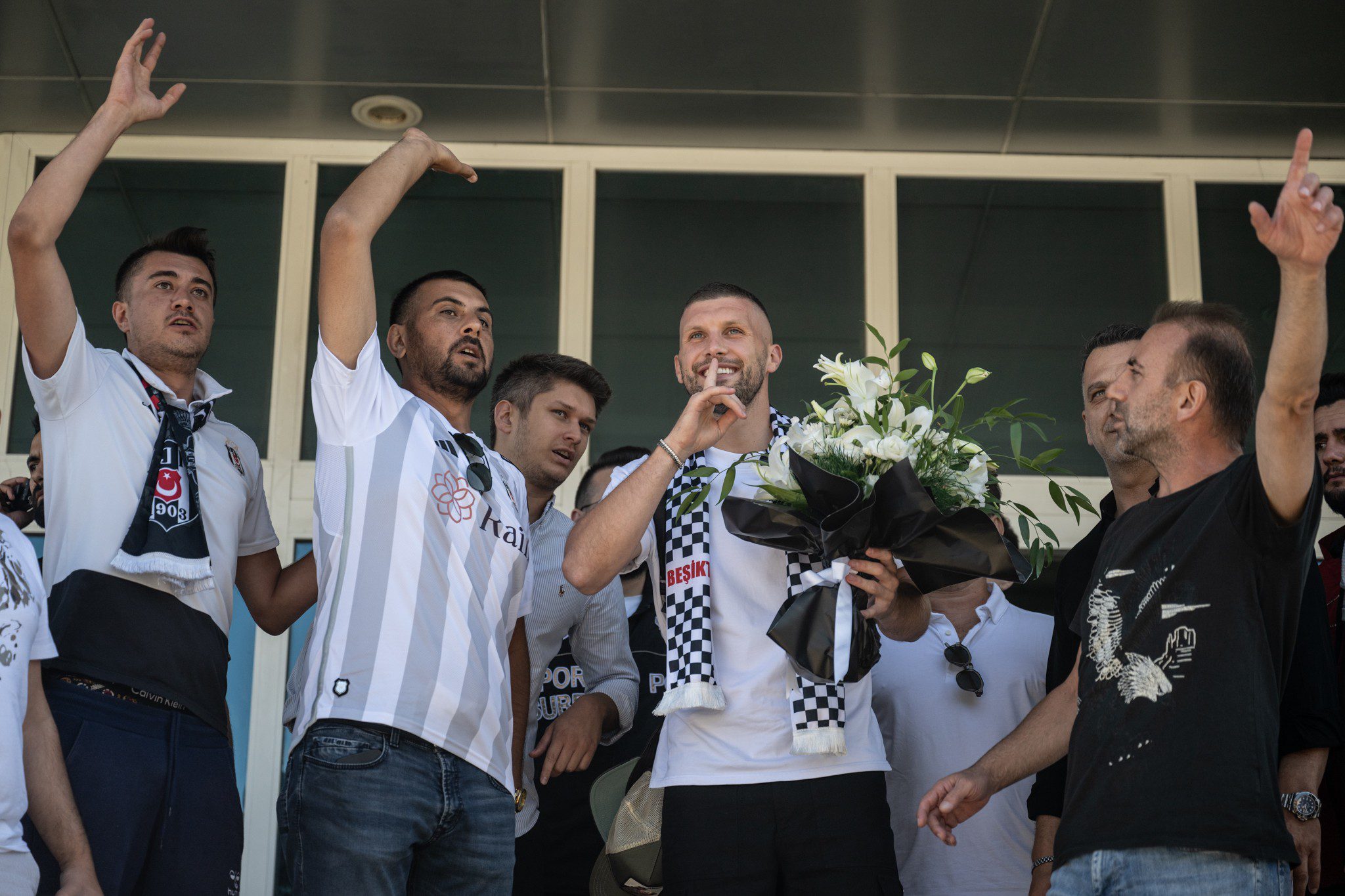 Beşiktaş, Ante Rebic'i İstanbul'a getirdi 5 AA 20230730 31803681 31803677 BESIKTASIN TRANSFER GORUSMELERINE BASLADIGI ANTE REBIC ISTANBULA GELDI