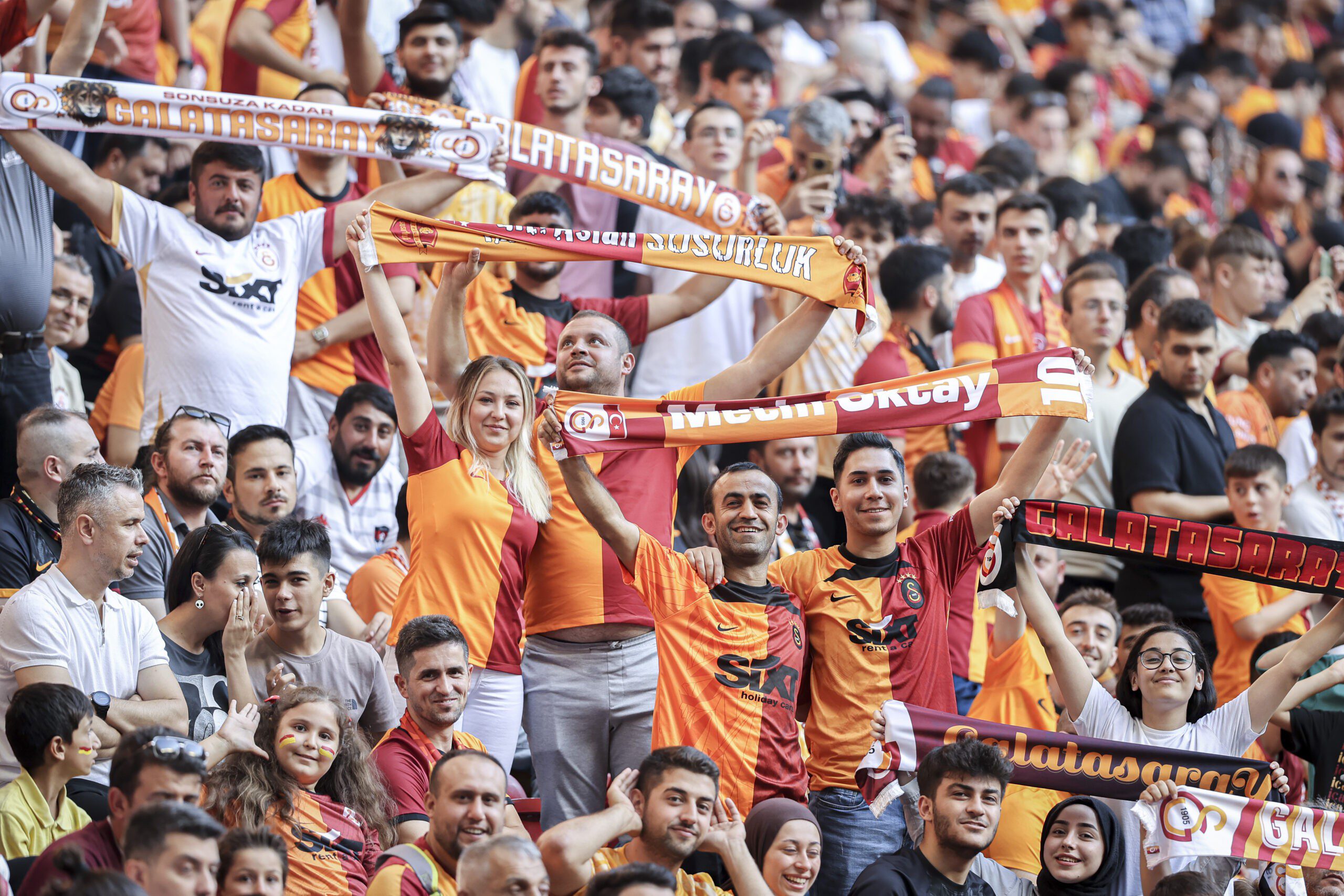 Galatasaray'dan gövde gösterisi! 22 AA 20230730 31804685 31804679 GALATASARAY YENI TRANSFERLERI ICIN TARAFTARI ONUNDE IMZA TORENI DUZENLEDI scaled