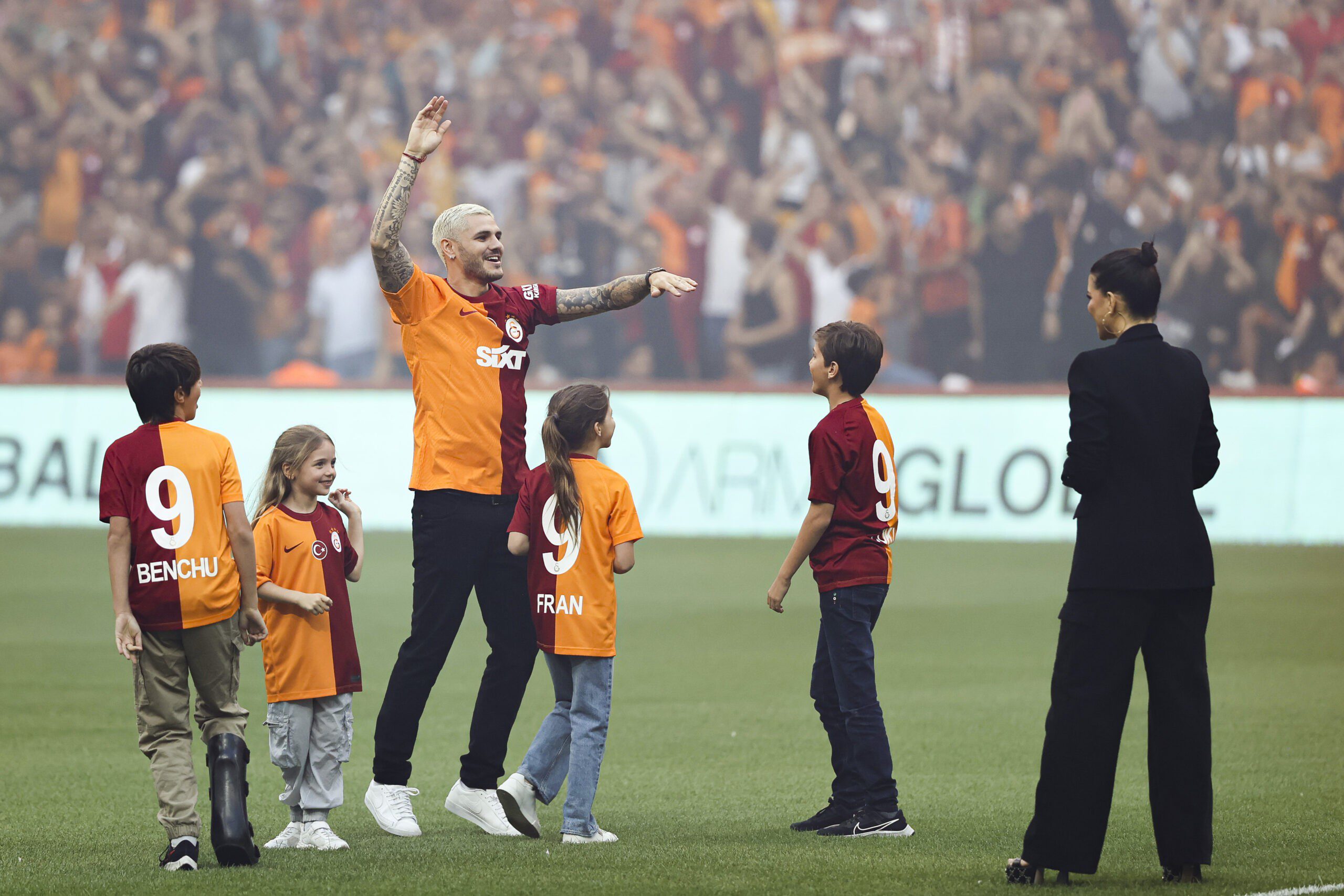 Galatasaray'dan gövde gösterisi! 26 AA 20230730 31804702 31804698 GALATASARAY YENI TRANSFERLERI ICIN TARAFTARI ONUNDE IMZA TORENI DUZENLEDI 1 scaled
