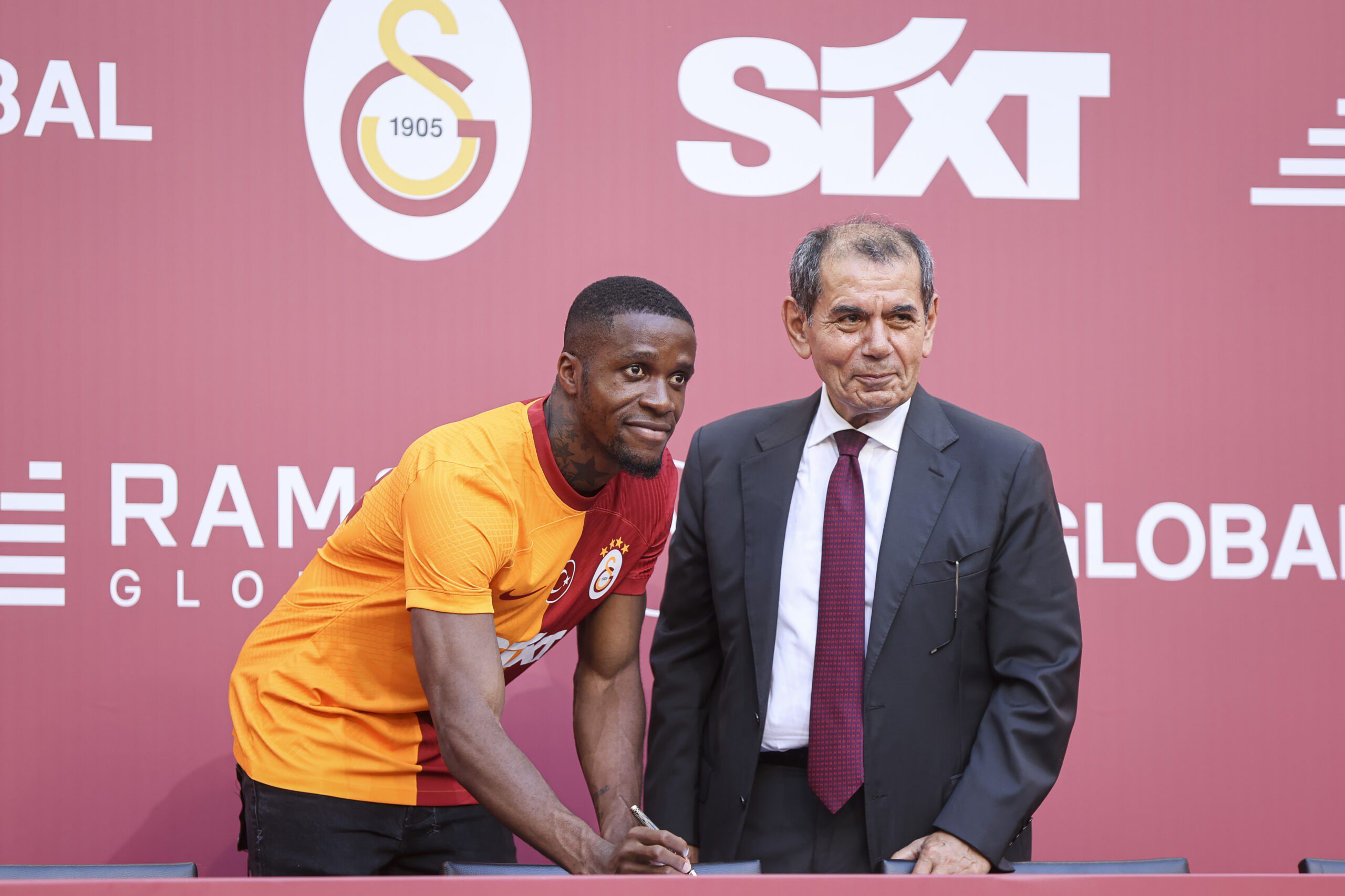 Galatasaray'dan gövde gösterisi! 25 AA 20230730 31805039 31805011 GALATASARAY YENI TRANSFERLERI ICIN TARAFTARI ONUNDE IMZA TORENI DUZENLEDI scaled