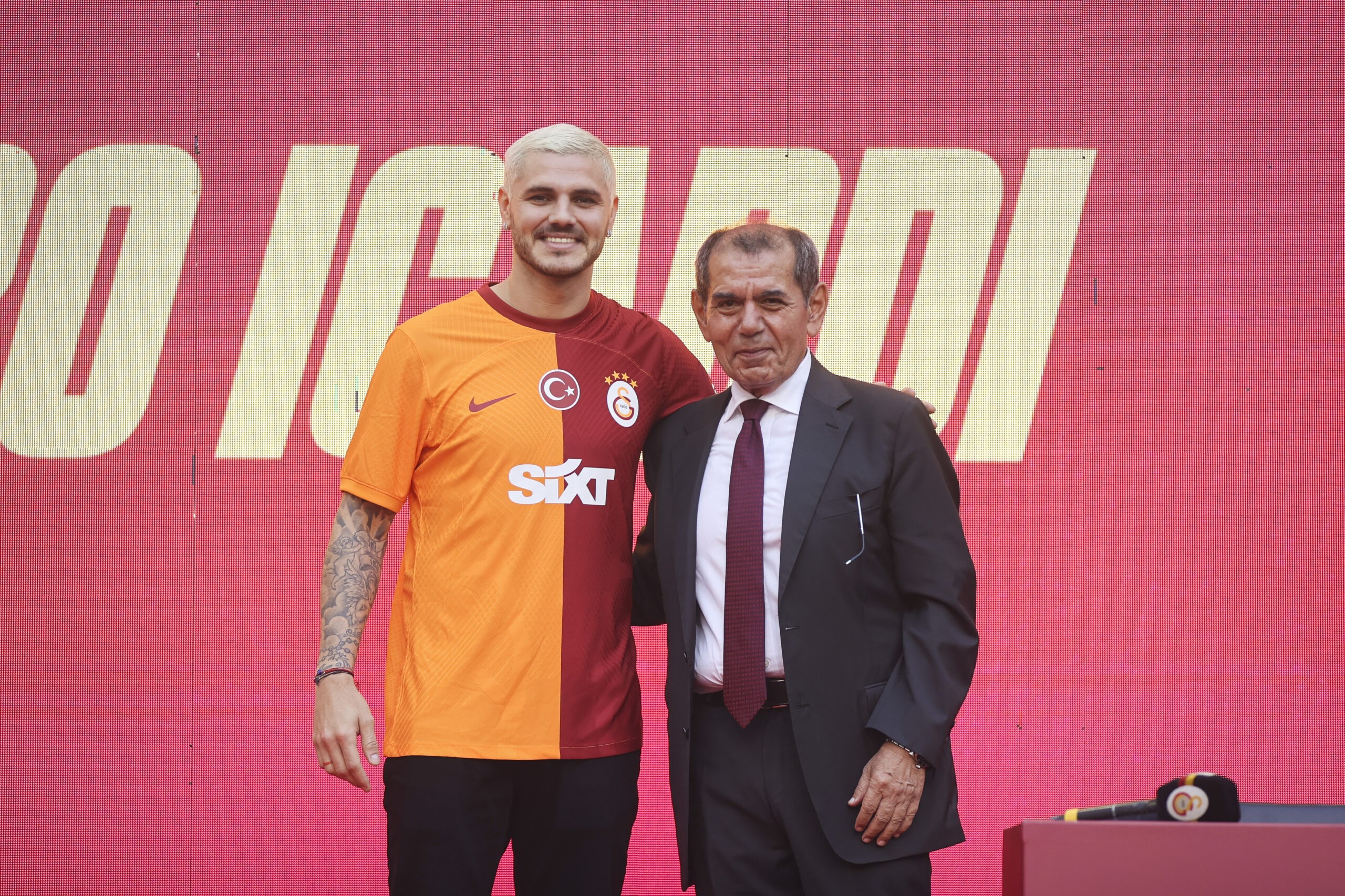 Galatasaray'dan gövde gösterisi! 24 AA 20230730 31805039 31805037 GALATASARAY YENI TRANSFERLERI ICIN TARAFTARI ONUNDE IMZA TORENI DUZENLEDI scaled