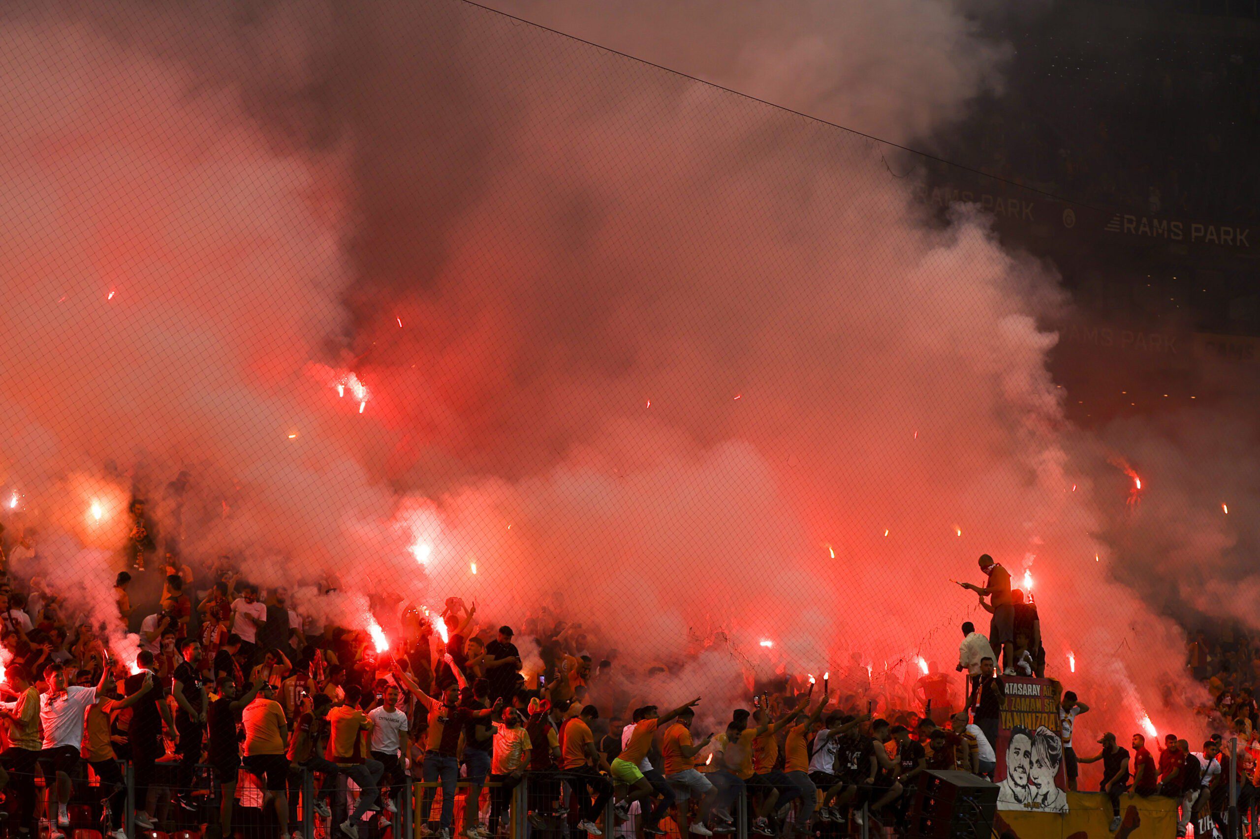 Galatasaray'dan gövde gösterisi! 30 AA 20230730 31805120 31805105 GALATASARAY TARAFTARA ACIK ANTRENMANDA HAZIRLIKLARINI SURDURDU scaled
