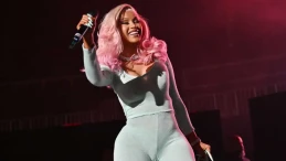 Ünlü şarkıcı Cardi B’yi çileden çıkaran olay: Hayranına mikrofon fırlattı!