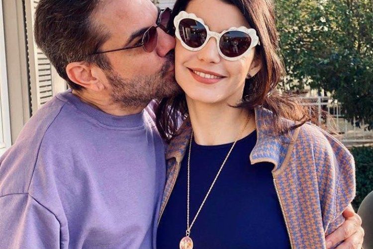 Beren Saat'ten romantik yıl dönümü paylaşımı 14 beren saat e esi kenan dogulu dan romantik sozler 1659102688 74