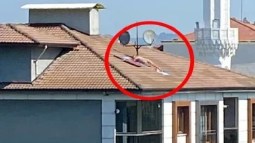 Çırılçıplak çatıda güneşlenen adama!