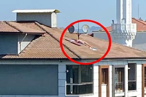 Çırılçıplak çatıda güneşlenen adama!