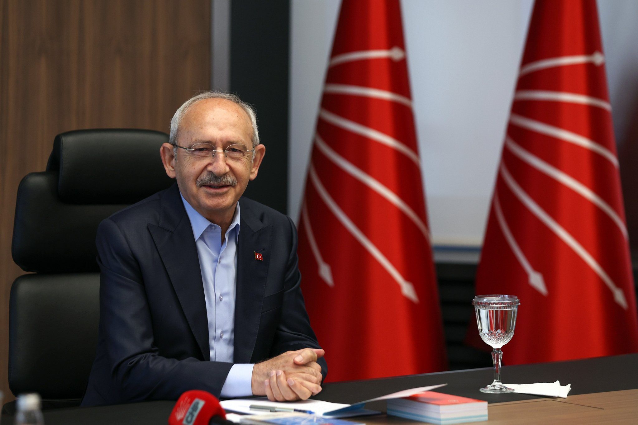 Kılıçdaroğlu, İmamoğlu'na "Kararını ver. Belediye başkan adayı mısın, değil misin? 11 0x0 son dakika kemal kilicdarogluna mesele koltugu birakamamak mi diye soruldu saskina ceviren yanit koltuk hirsim 1688040247931