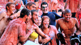 “La Tomatina”: Binlerce Kişi 120 Ton Domatesle Savaştı!