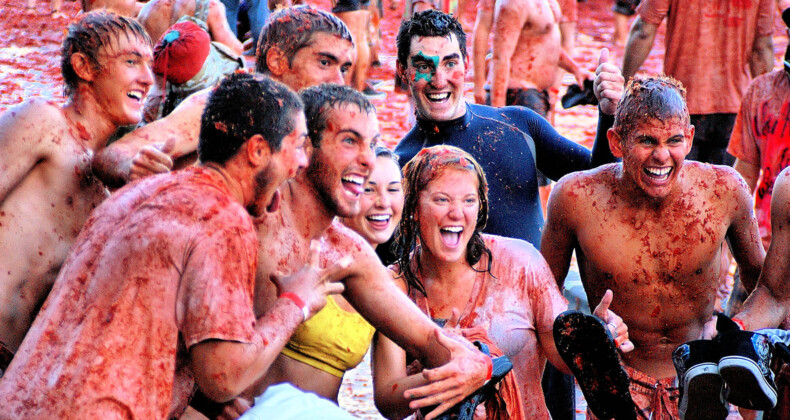 “La Tomatina”: Binlerce Kişi 120 Ton Domatesle Savaştı!