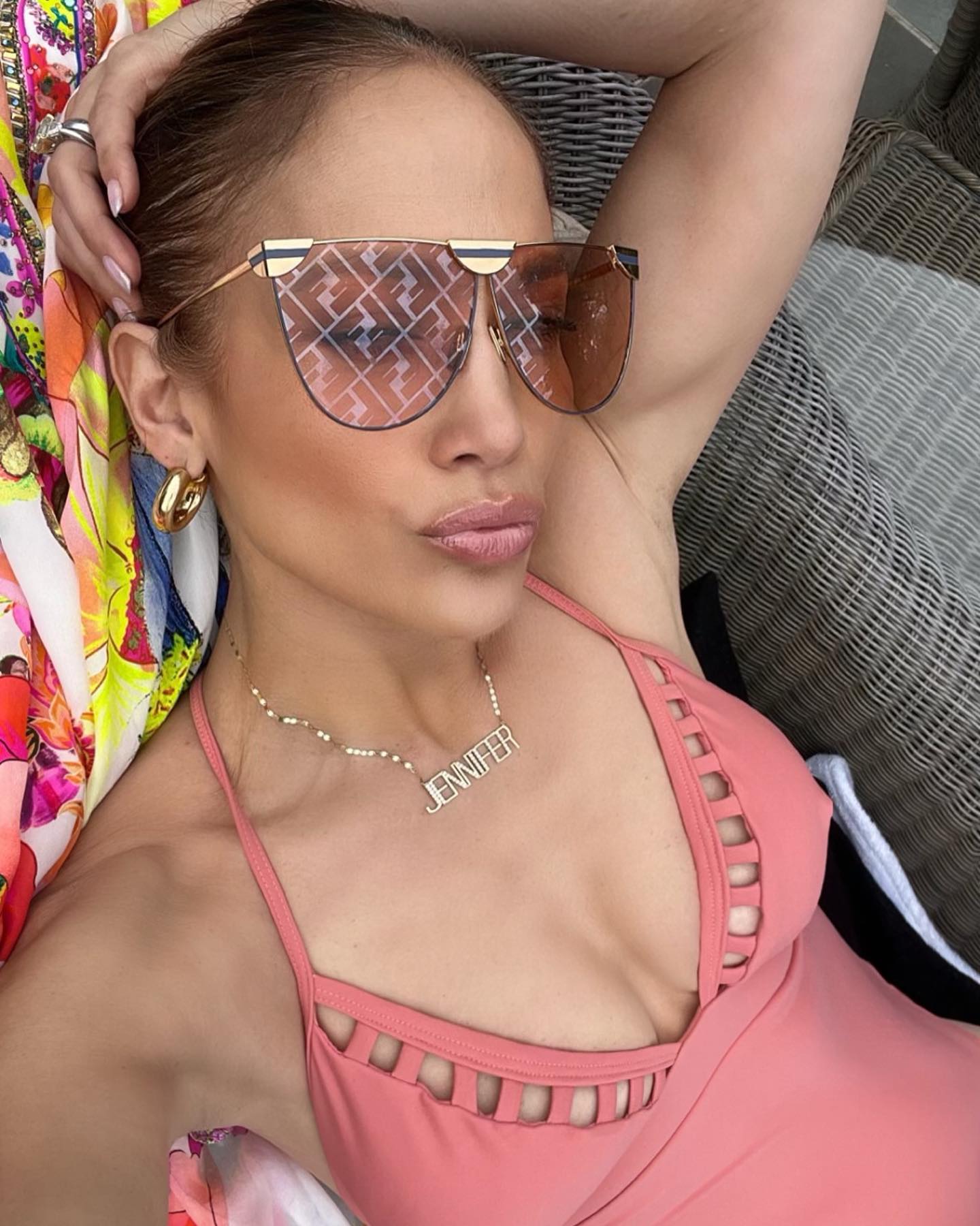 Jennifer Lopez bikinili pozlarıyla ortalığı kasıp kavurdu! 9 357693798 18398766760037720 5787904347078447717 n
