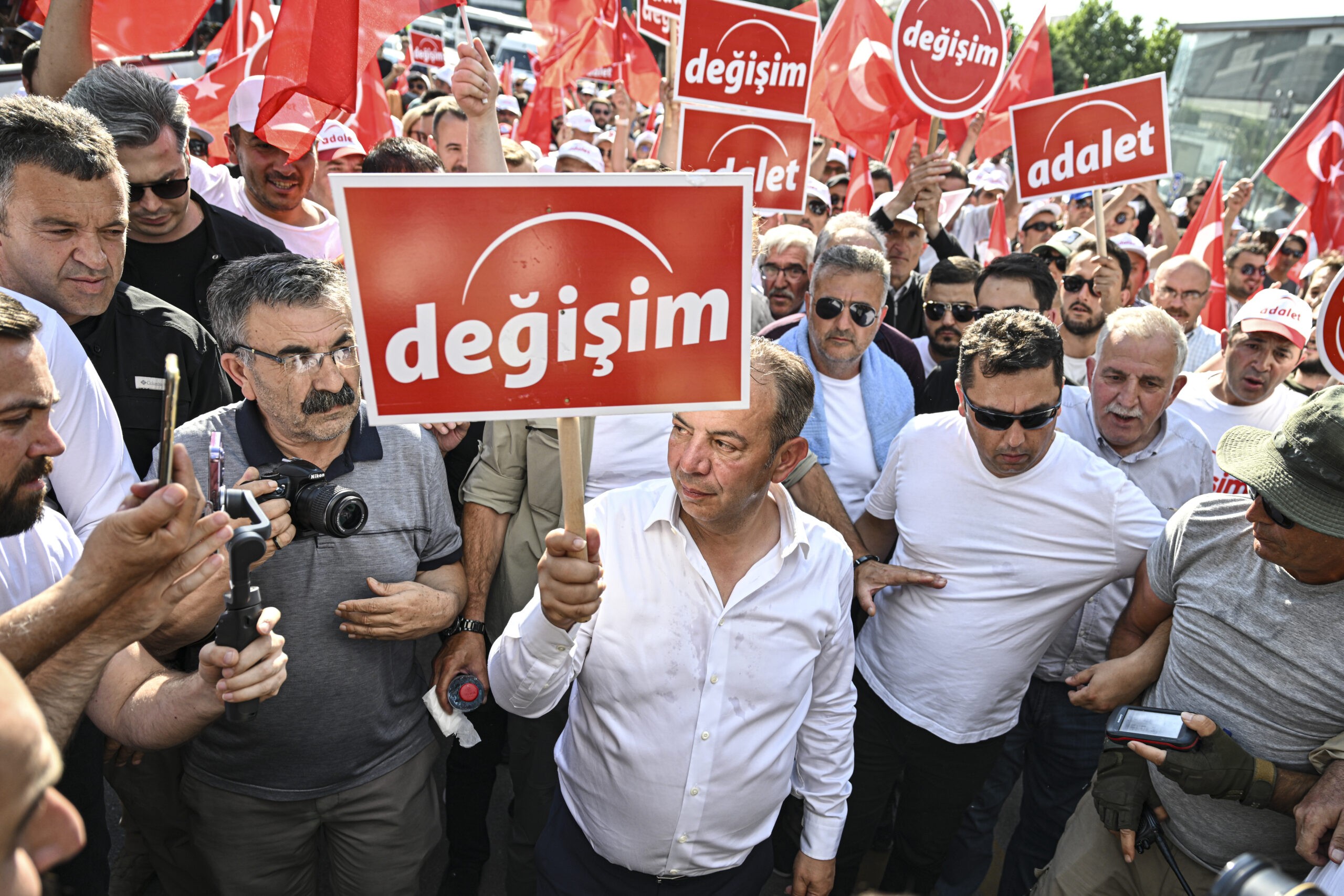 Tanju Özcan, CHP'yi yerden yere vurdu! İstanbul ve Ankara'yı kaybedecekler! 11 AA 20230712 31662001 31661980 BOLU BELEDIYE BASKANI TANJU OZCANIN ADALET VE DEGISIM YURUYUSU scaled