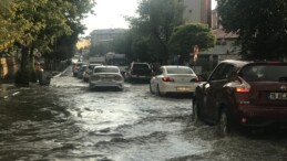 Kars’ta şiddetli sağanak yağış hayatı felç etti!